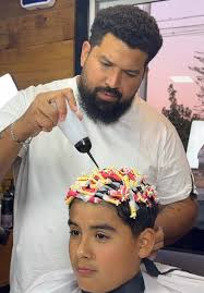 Rizos con Degradado en V: Estilo de Barbería