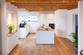 Zum einen war die küche plötzlich schmaler als beim aufmaß. Weisse Kuche Modern In Szene Gesetzt Im Landhausstil Mit Keramik Arbeitsplatte Und Bora Kochfeld Kuchenhaus Thiemann Overath Vilkerath