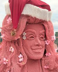 Holly Dolly's all dressed up and wishing you a very merry Christmas. 🎁  We're closed today, but can't wait to see you tomorrow at 10 AM.