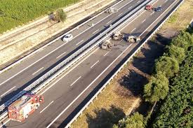 Assalto al portavalori, nuove analisi sulle auto incendiate. Assalto Al Portavalori In A14 Ko L Autostrada Delle Vacanze Giornale Di Brescia