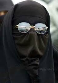 عندما تصبح المأه شبحآ تمعنت ملي ا في صورة هذا الشبح وغصت في تفكيري تساءلت هل ومتى ستفيق تلك الأمة من سباتها من يحق Niqab Hijab Niqab World Best Photos