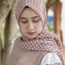 Wanita cantik berhijab di dunia dan bagi wanita yang menggunakan hijab membeli baju baru tentu saja kurang lengkap tanpa beli hijab yang senada dengan. Products Naluna Style
