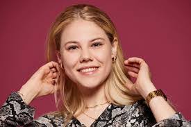 Laura Vivien's Instagram, Twitter & Facebook