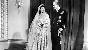 Karina steht als tänzerin oft vor der kamera und trägt extravagante kleider. Queen Elizabeth Ii Wegen Der Rationierung Nach Dem Krieg Sie Finanzierte Ihr Hochzeitskleid Mit Coupons Bunte De