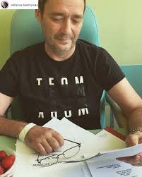Grób krawczyka jak u elvisa? Jacek Rozenek Pokazal Poruszajace Nagranie Z Poczatkow Rehabilitacji Stoje Sam I Usiluje Utrzymac Rownowage Bardzo Trudne
