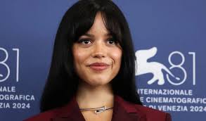 Naturalna Jenna Ortega na Festiwalu Filmowym w Wenecji