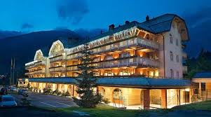 Al passo del tonale sulle piste da sci disponibili tutto l'anno, in posizione centralissima, con splendida la vista che affaccia direttamente sulle cime del gruppo presena adamello, affittasi appartamento in residence con 6 posti letto. Residence E Appartamenti Ponte Di Legno Tonale Elenco Completo