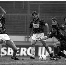 Mittlerweile ist calli, wie er auch genannt wird, als experte, moderator und buchautor aktiv. Wie Calmund Thom Als Ersten Ddr Spieler In Den Westen Holte Welt