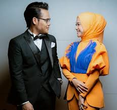 Buang persepsi malu dan istilah perigi cari timba, gadis ini berkongsi bagaimana dia meluahkan hasratnya berkenalan dengan seorang jejaka yang akhirnya menjadi tunangan dia sekarang. Artis Malaysia Perigi Cari Timba Ernie Zakri Mengaku Facebook