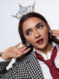 Zoey and I for @krnl_lf ❤️ Thank you KRNL for this incredible opportunity  🖤🖤 “Ariana Rodriguez: Homeless at 16 Crowned at 20” Writer: Laurel Swanz  Photographer: Elizabeth Hunter @bizalef Lifestyle Editor: Alexandria