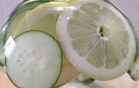 È ottimo sia in cucina che nella preparazione di rimedi naturali. Acqua Detox Al Cetriolo E Limone Una Presa Di Sale