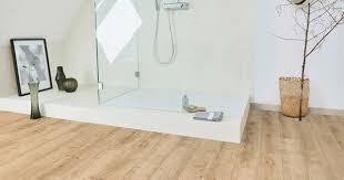 Feuchtraumgeeigneter Und Umweltbewusster Designboden Bodenbeag Designboden Design Disano Parador Vinyl Laminat Helle Badezimmer Wohnzimmer Boden Wohnen
