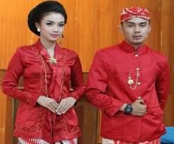 Kebanyakan pakaian adat dipakai saat perayaan upacara adat. Pakaian Adat Jawa Barat Gambar Beserta Penjelasannya Lengkap