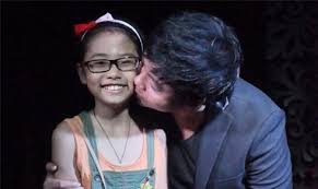 Bé gái nó còn nhỏ, ngây thơ lắm. Quang Le PhÆ°Æ¡ng Má»¹ Chi Cha Con Kiá»ƒu Showbiz