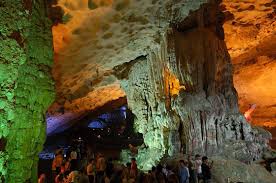 Vmdebug end used ram 13.5m. Baia Di Halong Grotta Hang Sung Sot Gli Effetti Policromi Sulle Rocce Dovuti All Illuminazione Delle