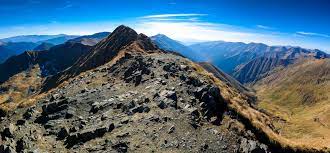 Din cauza piscurilor montane din jurul său, majoritatea de peste 2.400 de metri, vârful moldoveanu este vizibil doar de pe creasta făgărașului sau din aer, . Cum Poti Ajunge Pe Varful Moldoveanu Cel Mai Inalt Varf Din Tara Blogul Travelminit Ro