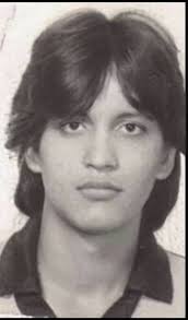 Hola me.pueden ayudar aponer a estas dos señoritas juntas en una sola  imagen es que por la premura del tiempo no pudieron tomarse la foto juntas  mil gracias 🙏