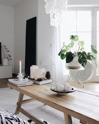 White Decor Stimmungsvoller Kerzenschein Und Elegante Deko Accessoires Sorgen In Diesem Zuhause Fur Ein Stilvolles Dekor Holztisch Esszimmer Innenarchitektur