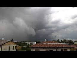 Questo maltempo di fine estate si è abbattuto con la violenza di un 'tifone' mediterraneo sul veneto, sconvolgendo con vento e grandine verona, vicenza, padova, e molti altri centri delle tre. Video Meteo Grandine Padova Ilmeteo It