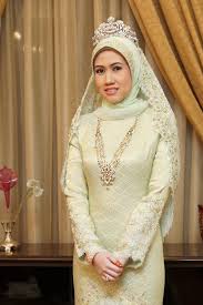 Ketibaan pelawat disambut oleh guru dan pelajar tingkatan 4sains. Gambar Perkahwinan Diraja Tengku Amalin Aishah Putri Pengiran Muda Abdul Qawi
