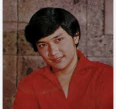 Quezon Boulevard Manila 1950s . Pababa ng Tulay Quezon,,papasok ng Quiapo.  May nakaka-alam po ba kung anong bus yaong kulay dark green papasok ng  service road para kumuha ng pasahero? Byaheng Marikina