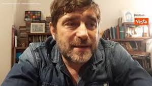 L'attore, classe '77, è stato ritrovato senza vita nella sua casa romana da un amico preoccupato dalle sue mancate risposte al telefono. J6t4iw7pmxthlm