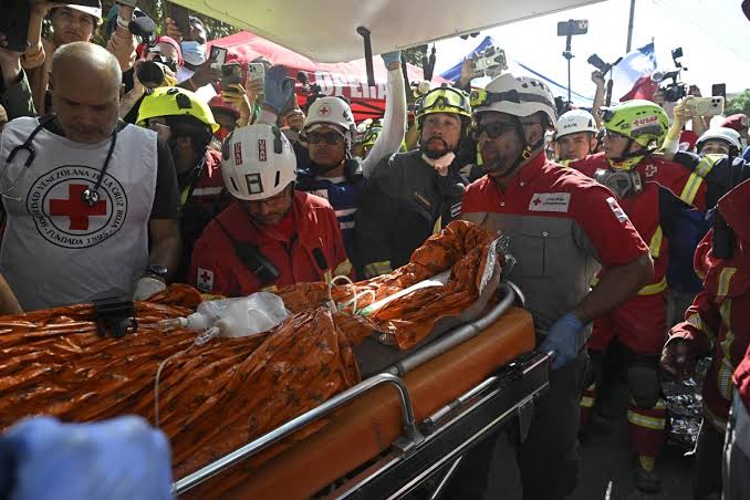 Hernán Gil fue rescatado con vida tras pasar ocho días bajo los escombros en Venezuela