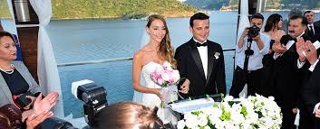 Çıkıp en azından özür dileyin ifadelerini kullanmıştı. Kadin Dergisi Ercan Torunogullari Na Dillere Destan Dugun