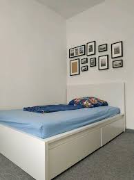 Nun muss ich noch 2 schubladen für 40 euro kaufen und kann diese nicht mal nutzen, da jeder normale mensch sicher 2 nachttische hat, die das öffnen der bettgestell hoch mit 2 schubkästen, weiß140x200 cm. Ikea Malm Bett 140x200 Mit Schubladen Lattenrost Und Matratze In Berlin Mitte Ebay Kleinanzeigen