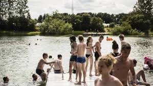 Svømmekløe, eller cercariedermatitt, er et kløende utslett på huden hos mennesker som har badet i enkelte ferskvannssjøer og dammer. Varme Giver Flere Parasitter I Dansk Badevand Sidste Ar Gik Det Helt Grassat Natur Dr