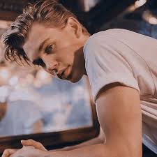 Austin butler nació el 17 de agosto de 1991 en anaheim, california, hijo de david butler y lori anne (fallecida en septiembre de 2014). Austin Butler In 2020 Austin Butler Shirtless Austin Butler Gossip Girl Fashion