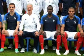 Le magnifique parcours des bleus a deux décennies plus tard, c'est les bleus 2018, au cœur de l'épopée russe. Photo Officiel De L Equipe De France A Clairefontaine 2018 Equipe De France France Equipe