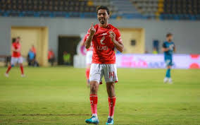 حسين الشحات يصافح لاعبى الأهلى قبل مرانه الأول مع الفريق. Ø­Ø³ÙŠÙ† Ø§Ù„Ø´Ø­Ø§Øª Ù„Ù† Ù†ÙØ±Ø· ÙÙŠ Ù„Ù‚Ø¨ Ø§Ù„Ø¯ÙˆØ±ÙŠ Ø§Ù„Ù…ØµØ±ÙŠ Ø¨Ù„Ø³ Ø§Ù„Ø±ÙŠØ§Ø¶ÙŠ