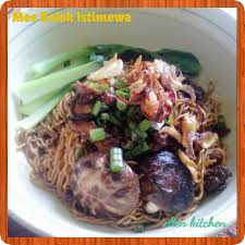 The malaysian people usually serve mee kolok with a side of soup and soy sauce, topped with sliced boneless chicken or minced beef. Resepi Mee Kolok Mudah Www Resepiku Buzz
