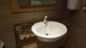 Ruang mandi, ruang berhias dan toilet yang menjadi satu dalam ruangan kamar mandi. Kategori Kamar Mandi Costa Interior