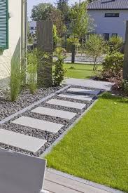 Eine Option Den Gartenweg Ums Haus Modern Zu Gestalten Ohne Eine Komplette Platten Small Backyard Landscaping Backyard Landscaping Modern Backyard Landscaping