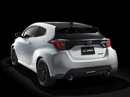 El yaris es un segmento b que actualmente resulta un tanto peculiar, puesto que no sólo no rebasa los 4 metros de longitud, como ya viene siendo habitual, sino que no alcanza ni los 3,80 metros; Toyota Yaris Las Especificaciones Tecnicas Y El Consumo De Combustible