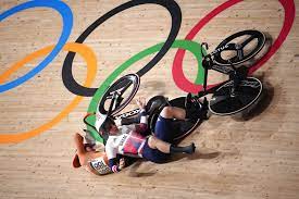 Van riessen received medical treatment for several minutes on the track before she was put on a stretcher and carried away for further assessment. 0ixsmsrvtijvym