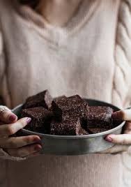 Carres D Energie Aux Dattes Au Chocolat Noir Recette Trois Fois Par Jour Chocolate Nutrition Peanuts Nutrition Square Recipes