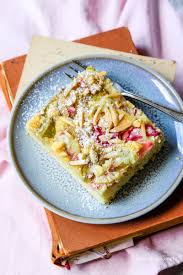 Mei 16, 2020 schokoladen blackout kuchen saftigster schoko birnen kuchen aller zeiten baking barbarine veganes maismehl pfannkuchen rezept 2019 mas to doc mit diesen rezepten gelingt. Rhabarber Blechkuchen Mit Weisser Schokolade Mandelstiften