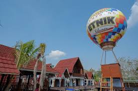 Untuk paket 20 ribu kamu sudah free penyewaan custom plus nanti dapat semacam gelang sebagai identitias. Lokasi Dan Harga Tiket Masuk Kampoeng Etnik Kebumen Suguhan Wisata Terbaru Dengan Nuansa Tradisional Daka Tour
