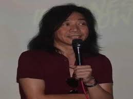 Selain itu dia juga tampil sebagai vokalis pendukung, penulis lagu dan produser. Yzonkvgx5u7zxm