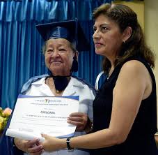 A sus 80 años, Enedina Jiménez festeja por su título de bachiller