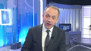 Dans la série la chronique des bridgerton en streaming vf, a londres, pendant la regence, daphne bridgerton, fille ainee d'une puissante dynastie, est censee se trouver un mari, mais la concurrence est rude et ses envies sont ailleurs. C Dans L Air Philip Turle Journaliste Britannique A