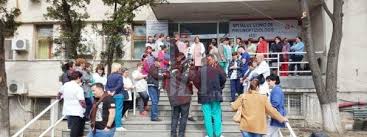 Unii Plang Altii Se Bucura La Spitalul De Recuperare Din Iasi Sporuri La Maximum La Spitalul De Pneumoftiziologie Angajatii Au Intrerupt Activitatea Si Au Iesit In Strada Salarii Mai Mici Si Cu