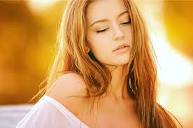 Secchezza, fragilità e doppie punte. Impacchi Per Capelli Secchi E Rovinati Per Correre Ai Ripari Dopo L Estate