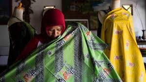 Dalam satu kain, warna dan gambar batik sangat beragam sehingga dikatakan tujuh rupa. Keunikan Batik Khas Cepu Blora Dari Motif Kambium Pompa Angguk Sampai Daun Ganja Halaman All Tribunkaltim Wiki