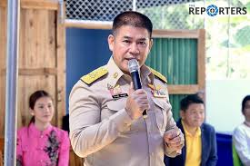 ปี 2542 สมัยที่ ธรรมนัส ยังใช้ชื่อ ร.อ.มนัส พรหมเผ่า เป็นนายทหารเด็กที่เดินตาม เสธ.ไอซ์ พล.อ.ไตรรงค์ อินทรทัต ซึ่งเป็นเพื่อน. Rjzauti0mzbuom