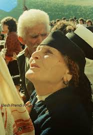 Sot është e martja e parë e Shna Ndout. Ju ndihmoftë! • Fotografi nga  pelegrinazhi në kishën e Shna Ndout në Laç, 13 qershor 1991.