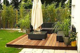 Darüber hinaus gibt es eine reihe weiterer tropischer holzarten mit vergleichbaren eigenschaften, aber anderen farbtönen, wie beispielsweise massaranduba, garapa oder teak. Holzterrasse Verlegen Coole Idee Fur Ihren Aussenbereich Garten Terrasse Holzterrasse Haus Und Garten